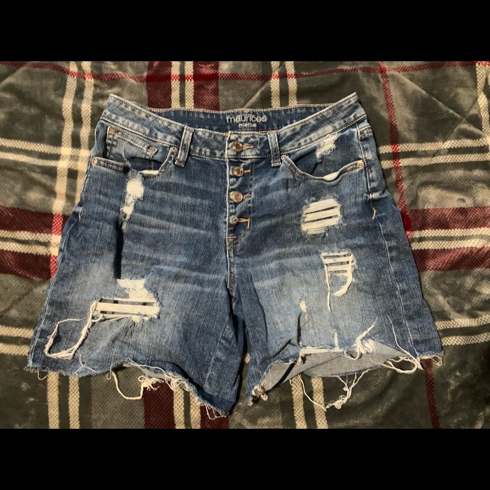 Maurices mid rise distressed Jean shorts size 8